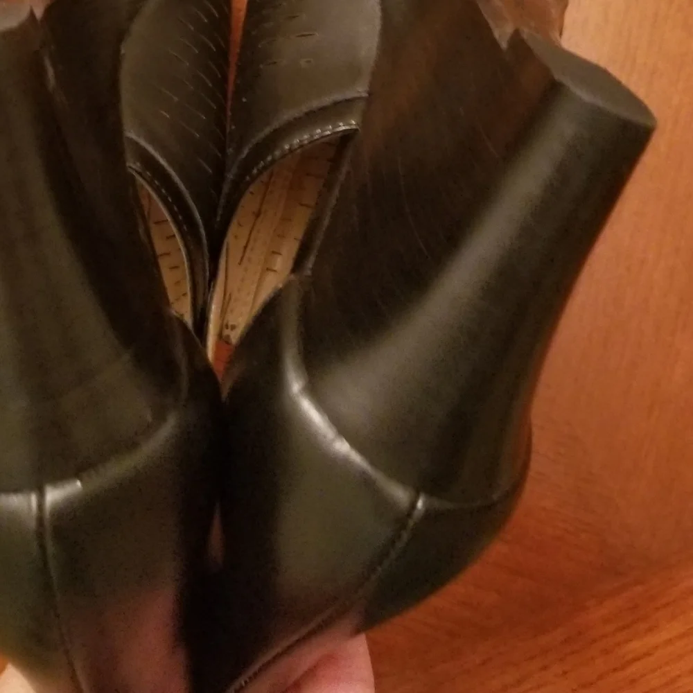 Adrianne Vittadini Wedges Heels Comfort booties